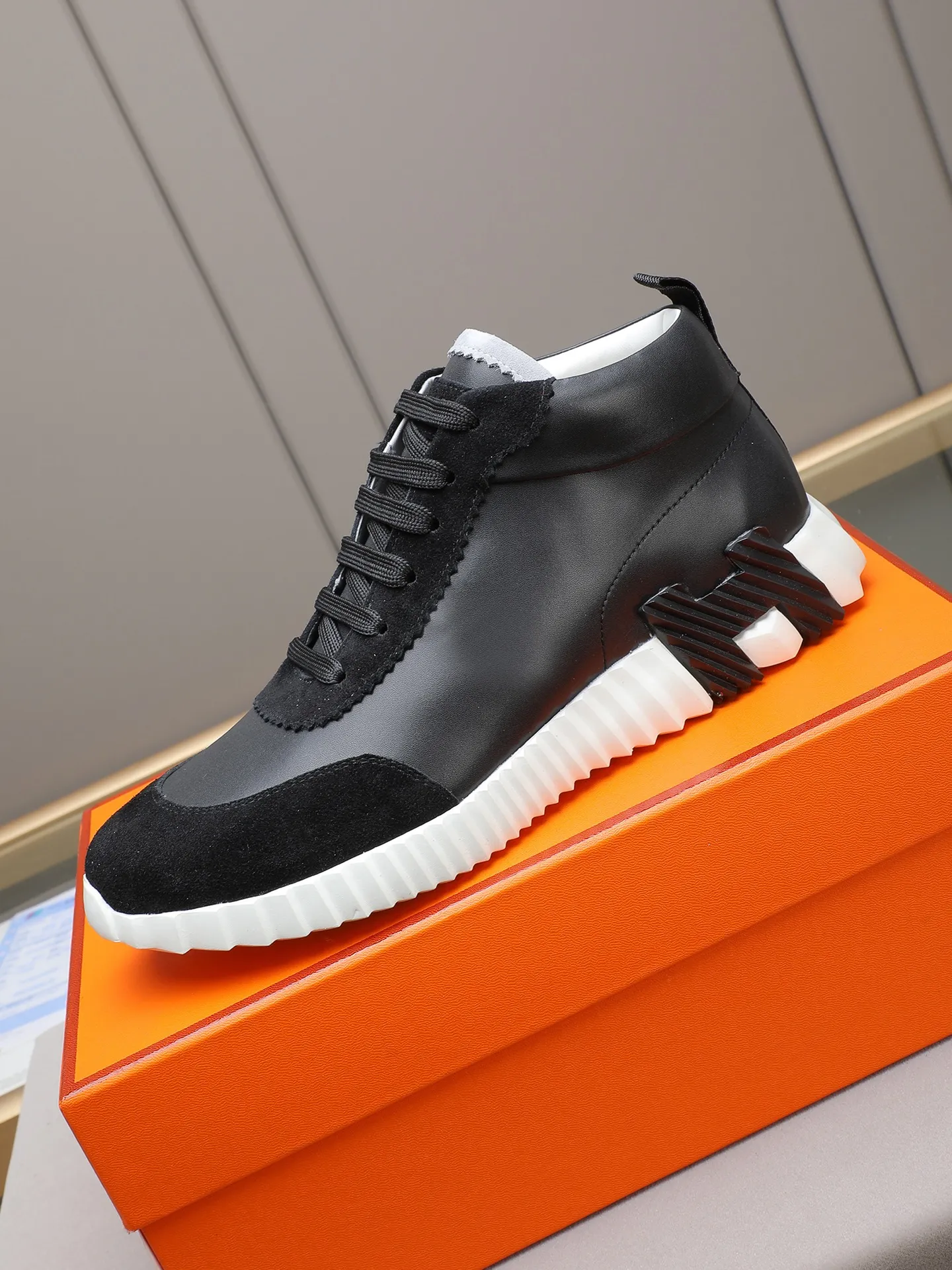PPP460 (Hermes high-top men's shoes)🆕Men's sports shoes, decorated with textured calfskin details. Spliced ​​with original cowhide, this shoe draws inspiration from the equestrian world, integrating technical details and practical functions. Breathable sheep lining, original combination outsole, high-end quality, and every detail is perfectly combined! Size: 38-44 (45 can be customized)